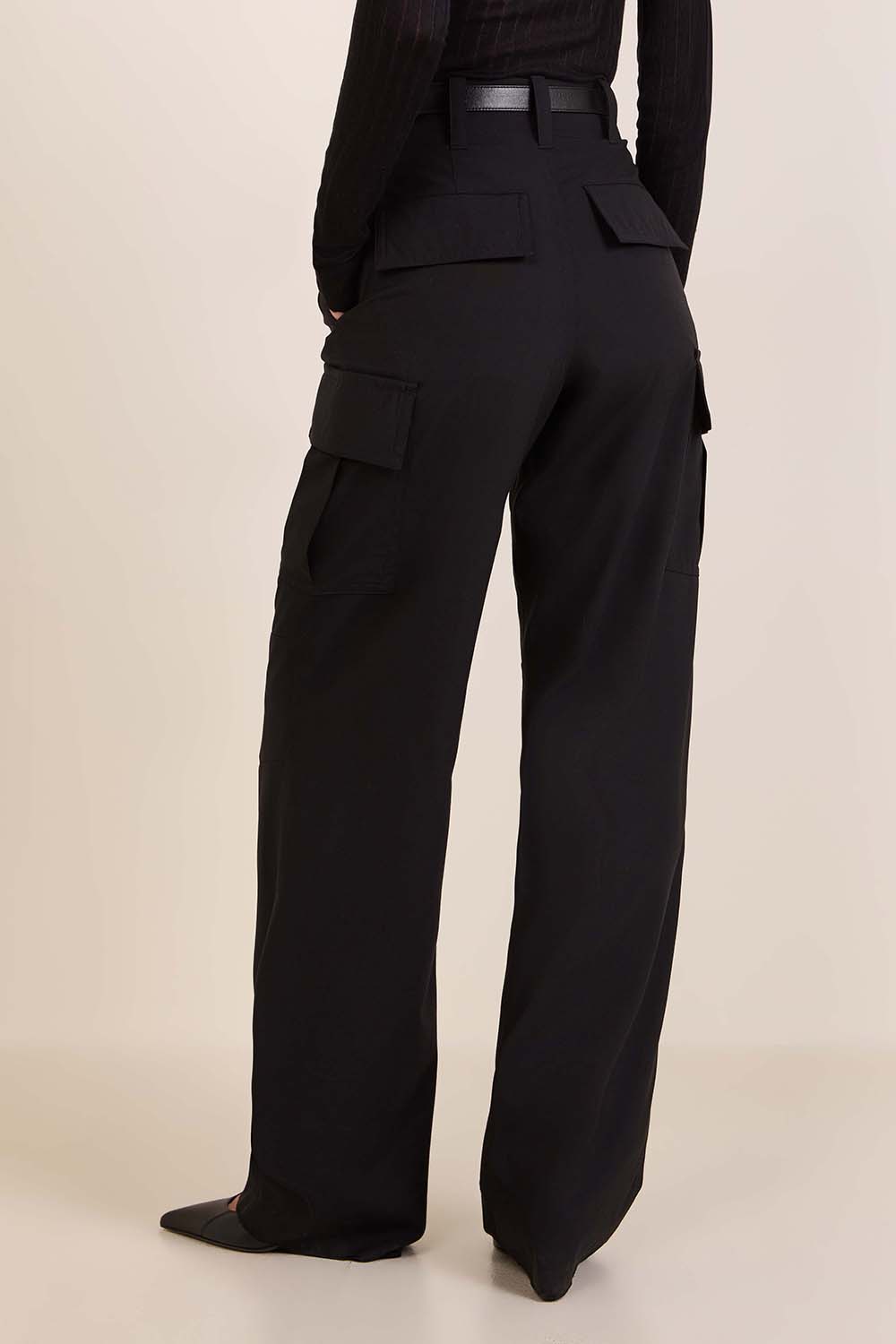 תמונת דוגמן אחורית של מכנסי צמר קרגו