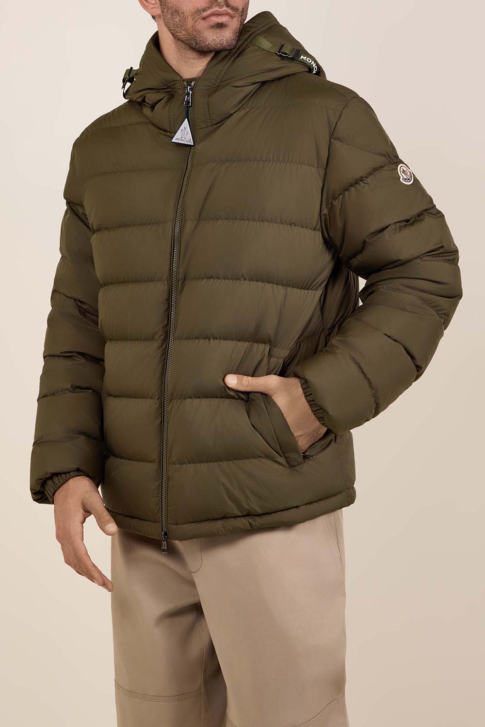 תמונת דוגמן קידמית של מעיל פוך קל