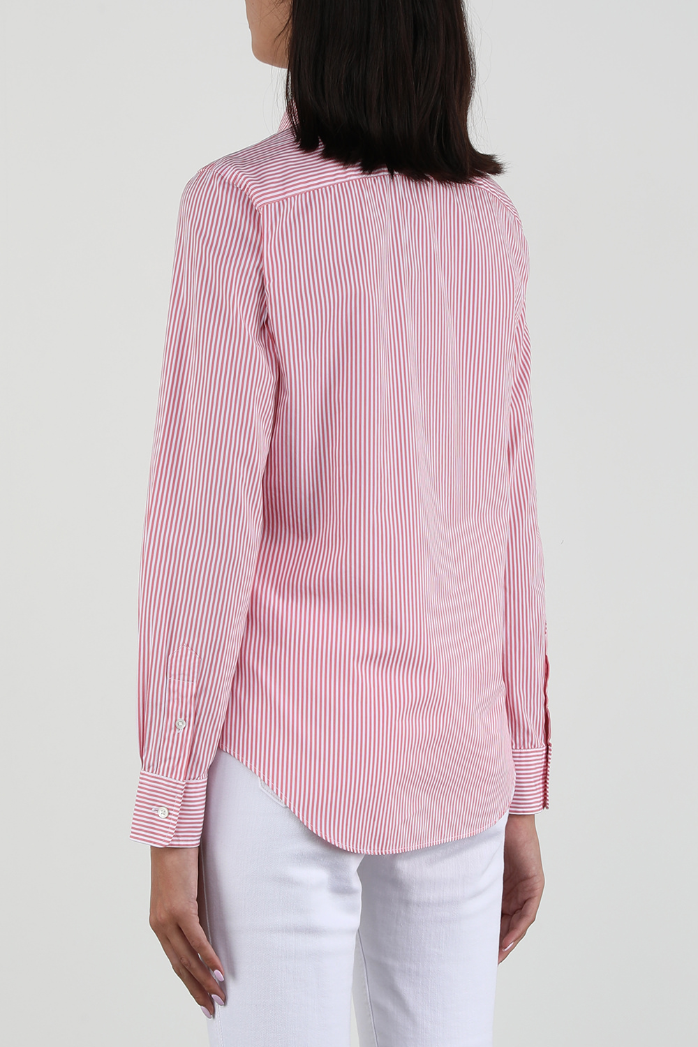 תמונת דוגמן אחורית של חולצת פסים מכופתרת עם לוגו רקום