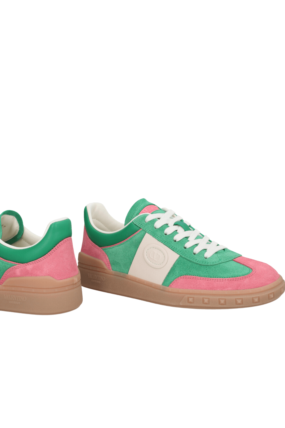 תמונת תקריב של נעלי סניקרס