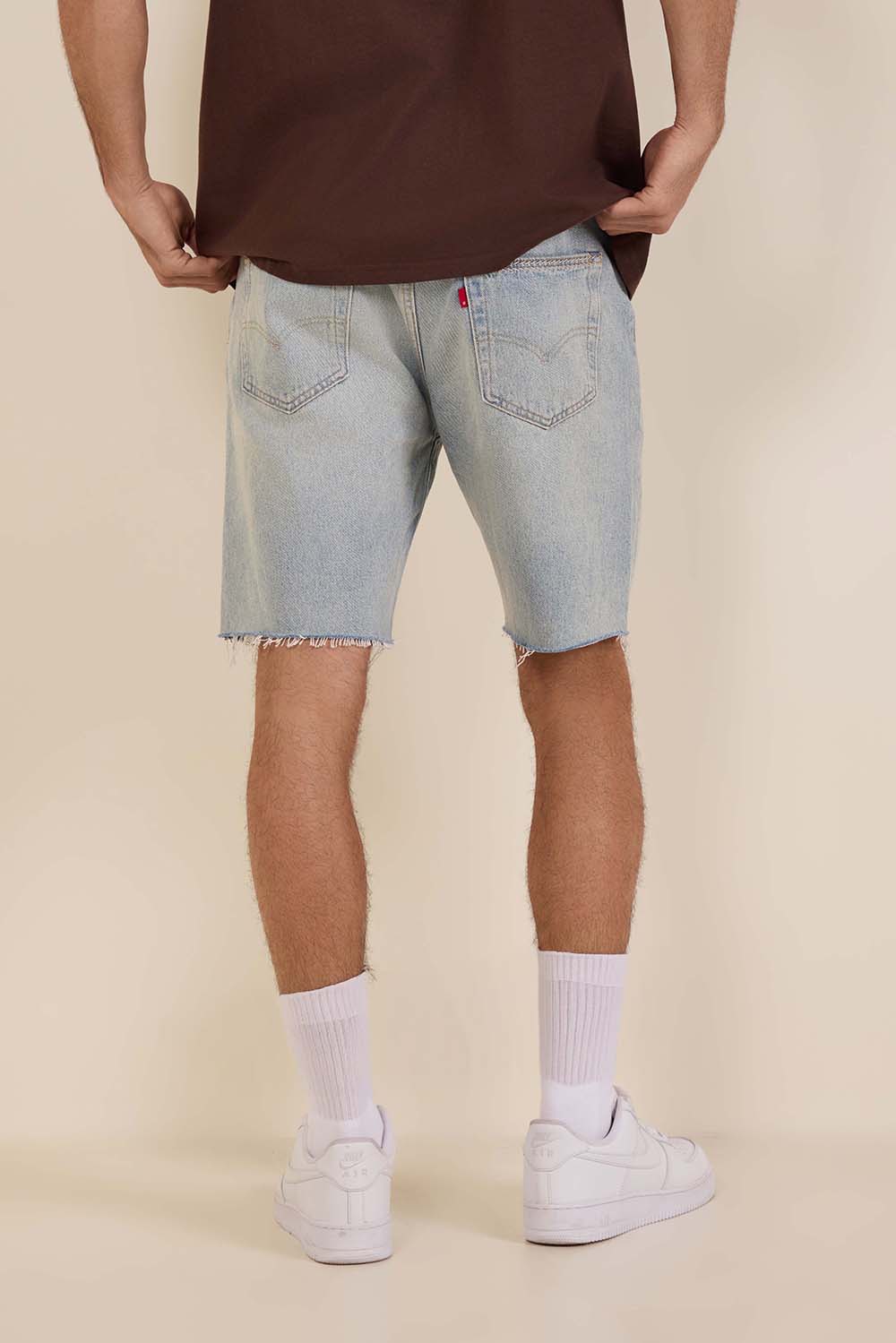 תמונת דוגמן אחורית של מכנסי ג'ינס קצרים 501