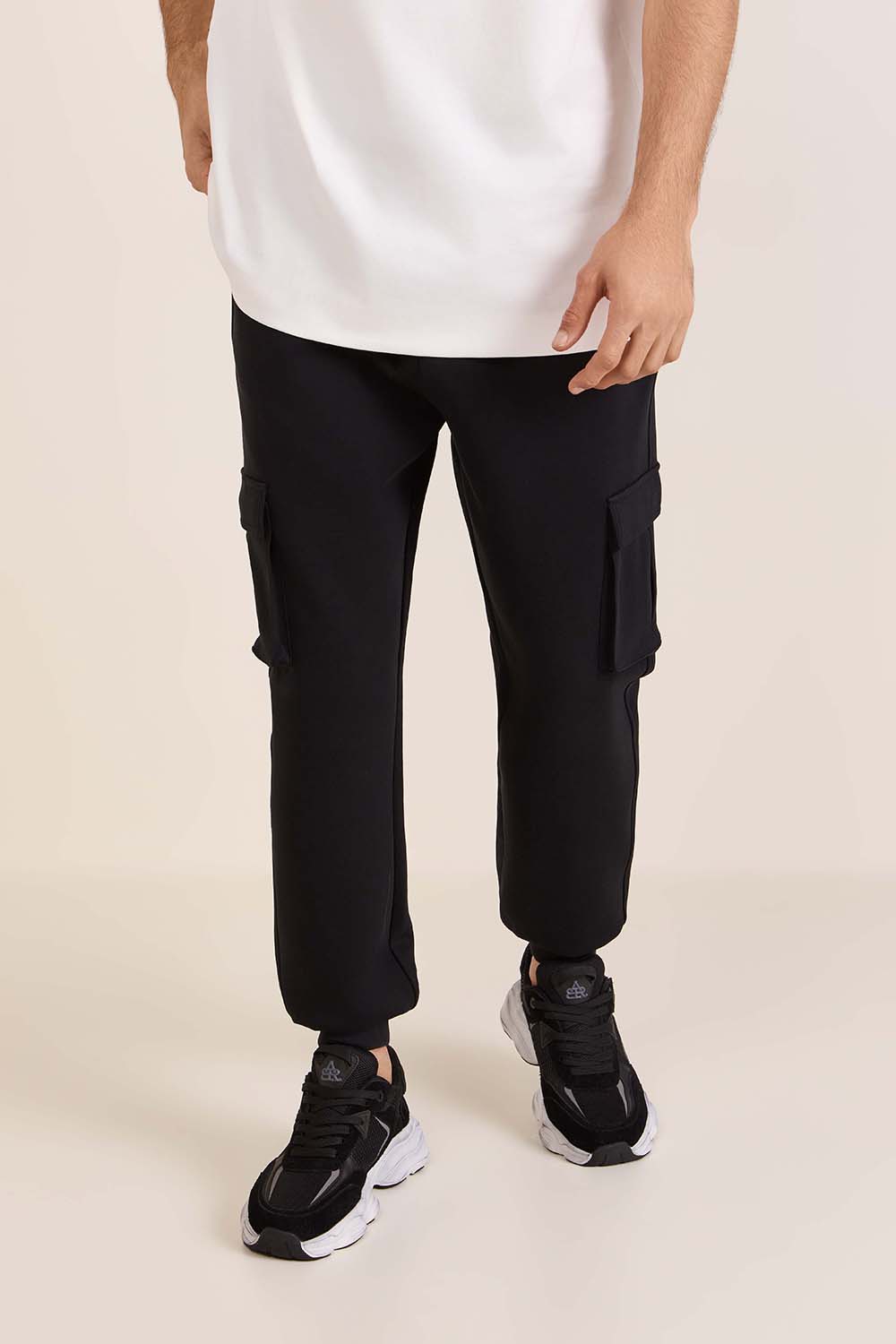 תמונת דוגמן קידמית של מכנסי טרנינג קרגו