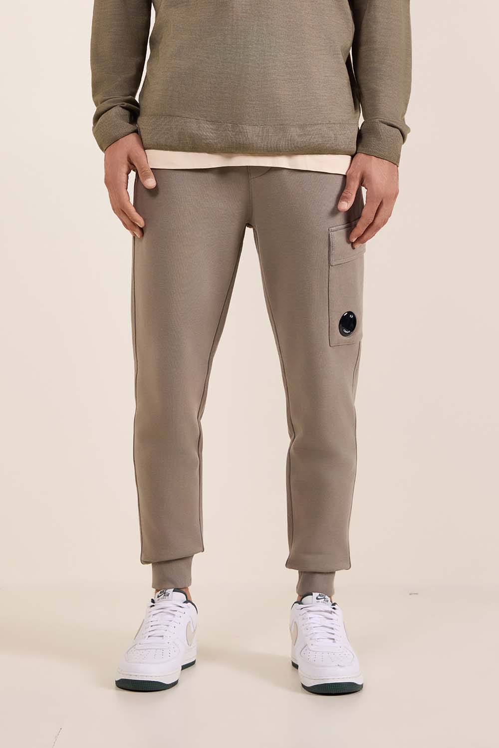 תמונת דוגמן קידמית של מכנסי טרנינג קרגו