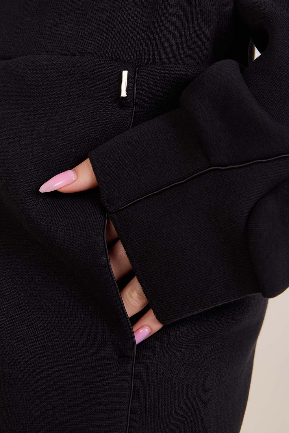 תמונת תקריב דוגמן של מכנסי ג'וג