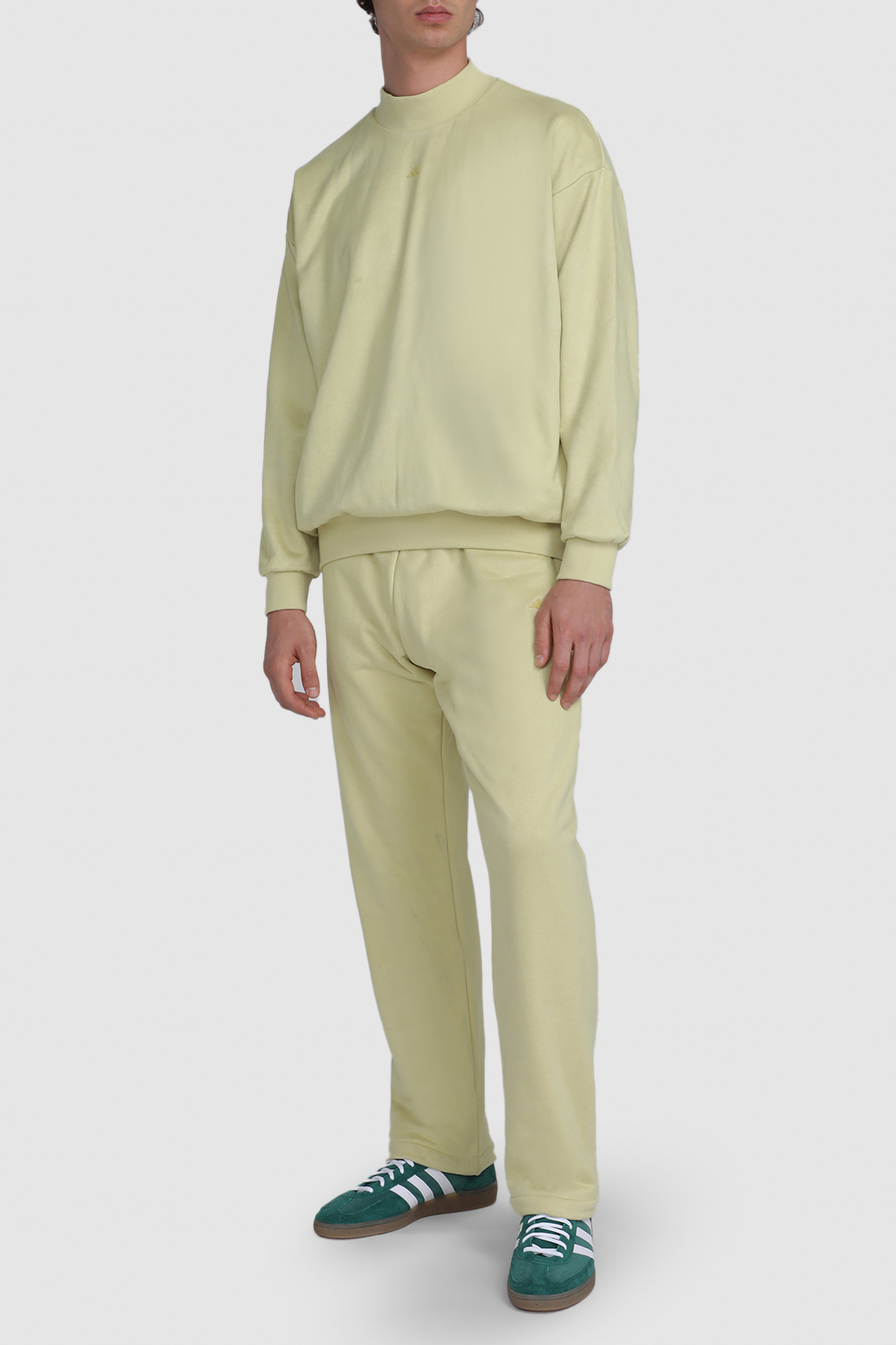 תמונת דוגמן קידמית של נעלי סניקרס