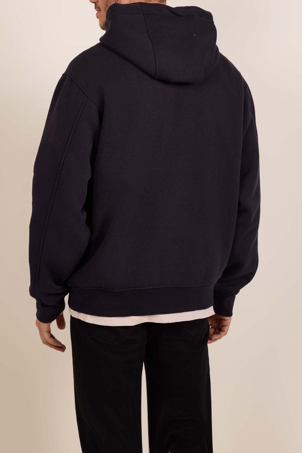 תמונת דוגמן אחורית של סווטשירט קפוצ'ון פליז