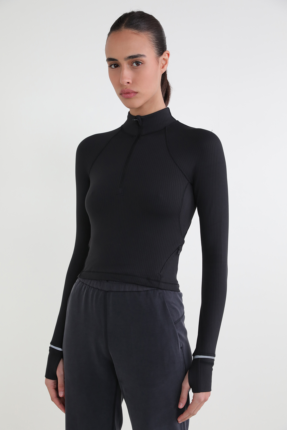 תמונת דוגמן קידמית של It`s Rulu Ribbed Cropped Half Zip