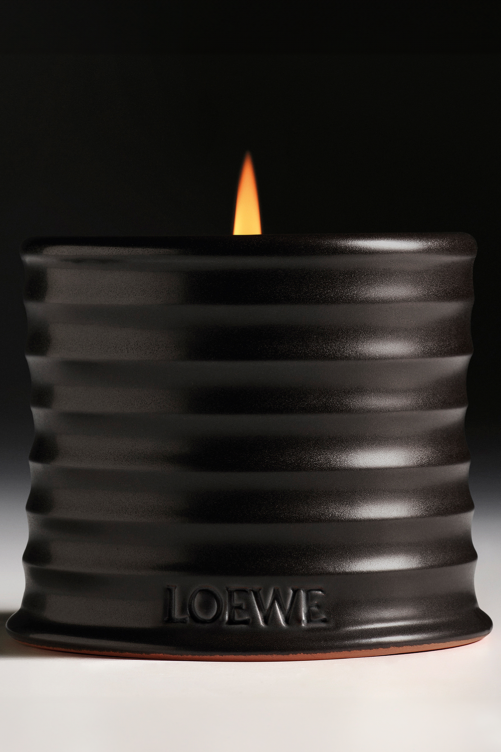 תמונת פנים של LOEWE Roasted Hazelnut Small Scented Candle