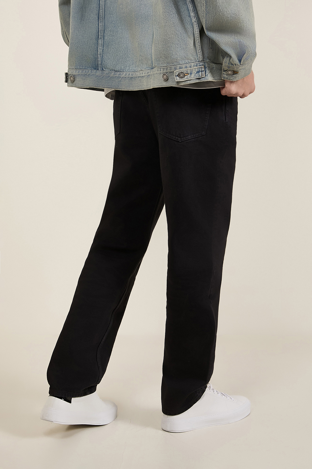 תמונת דוגמן אחורית של מכנסי ג'ינס בגזרה ישרה