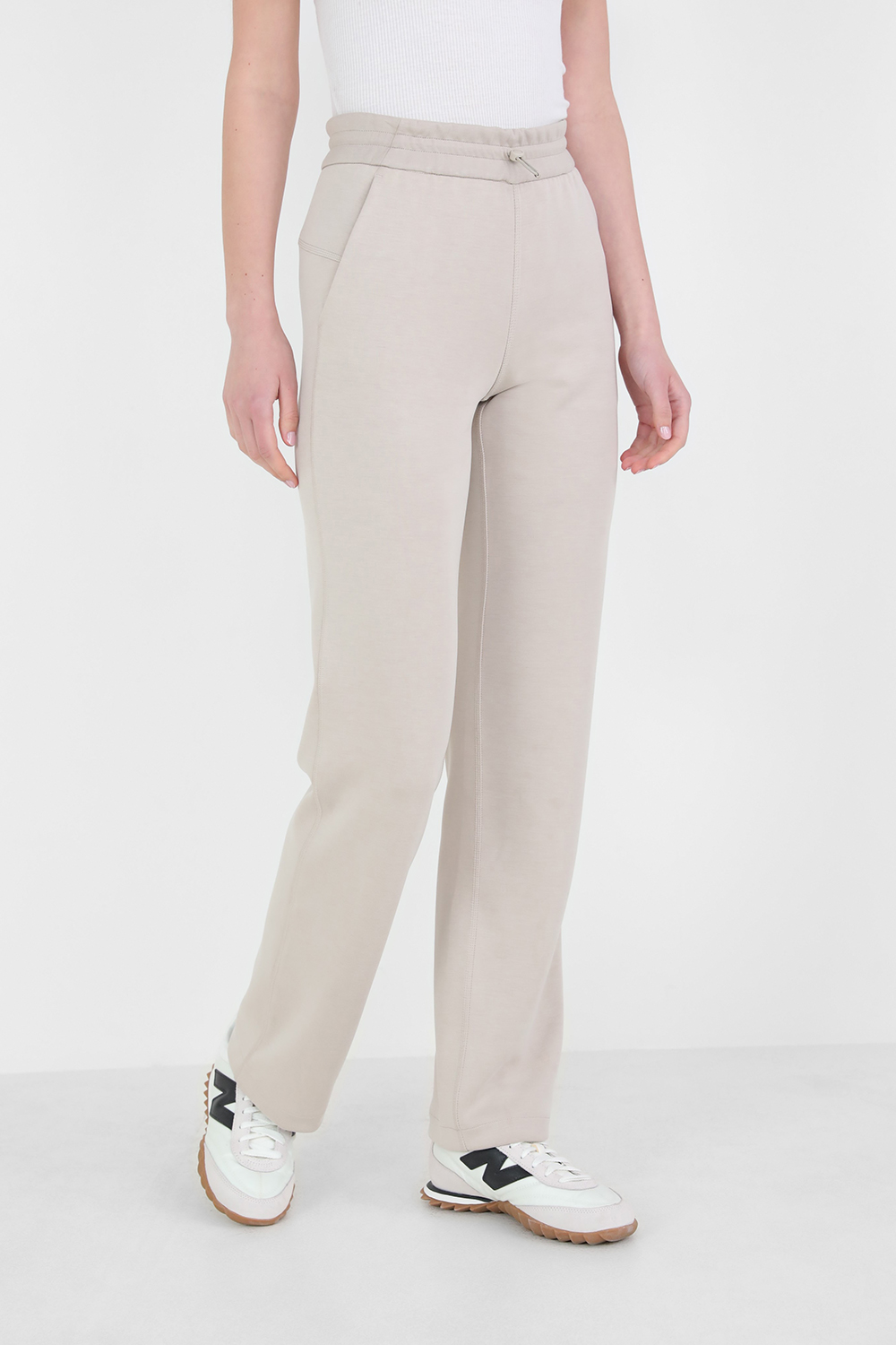 תמונת דוגמן קידמית של Softstreme™ High-Rise Pant Regular