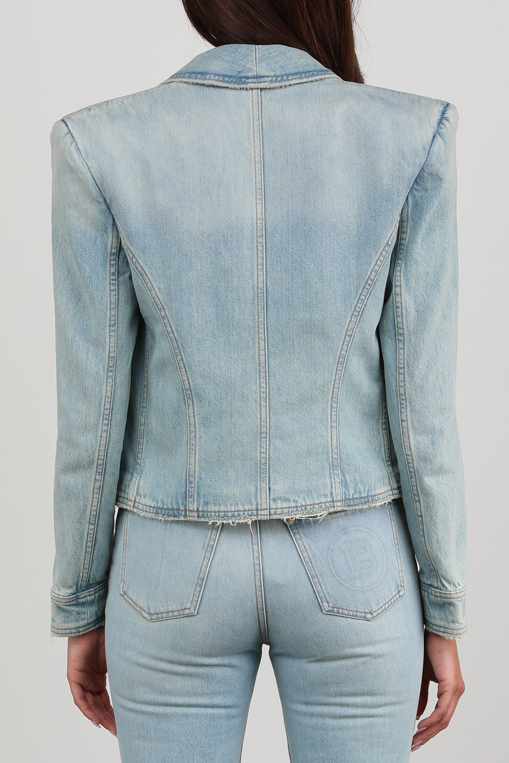 תמונת דוגמן אחורית של ז'קט ג'ינס בהיר מחויט עם כפתורי זהב