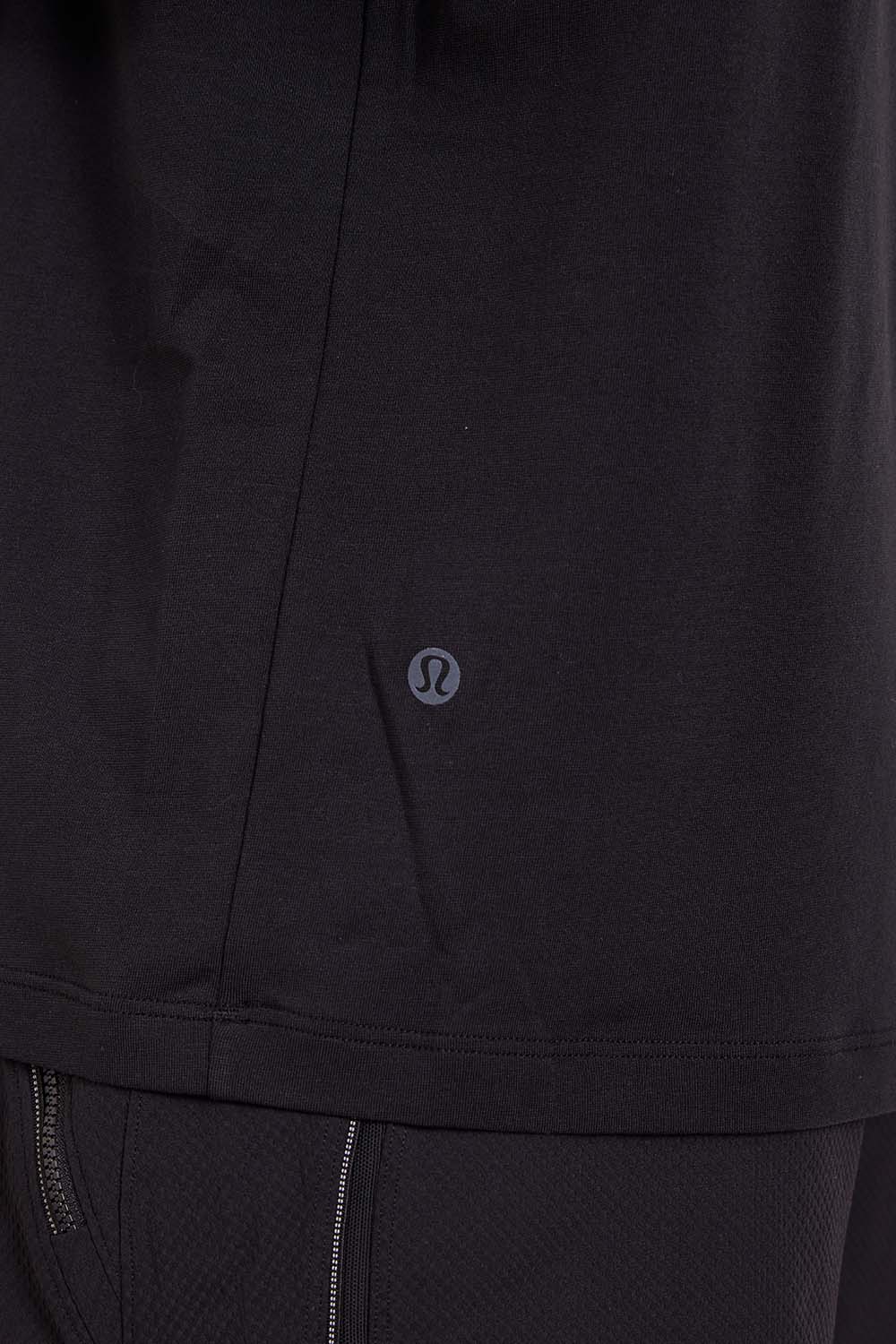 תמונת תקריב דוגמן של Zeroed In Long-Sleeve Shirt Graphic