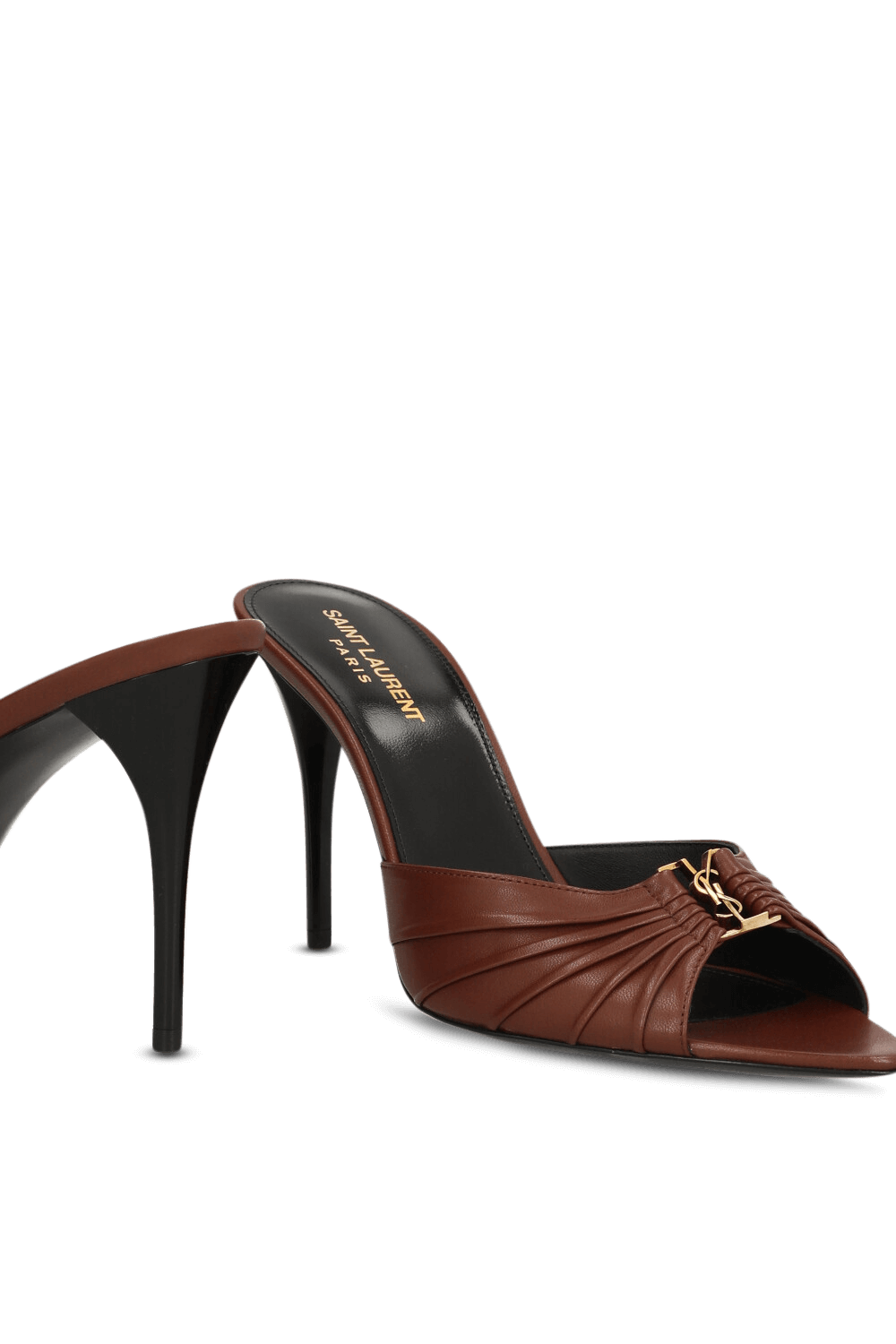 תמונת תקריב של נעלי עקב מיולס