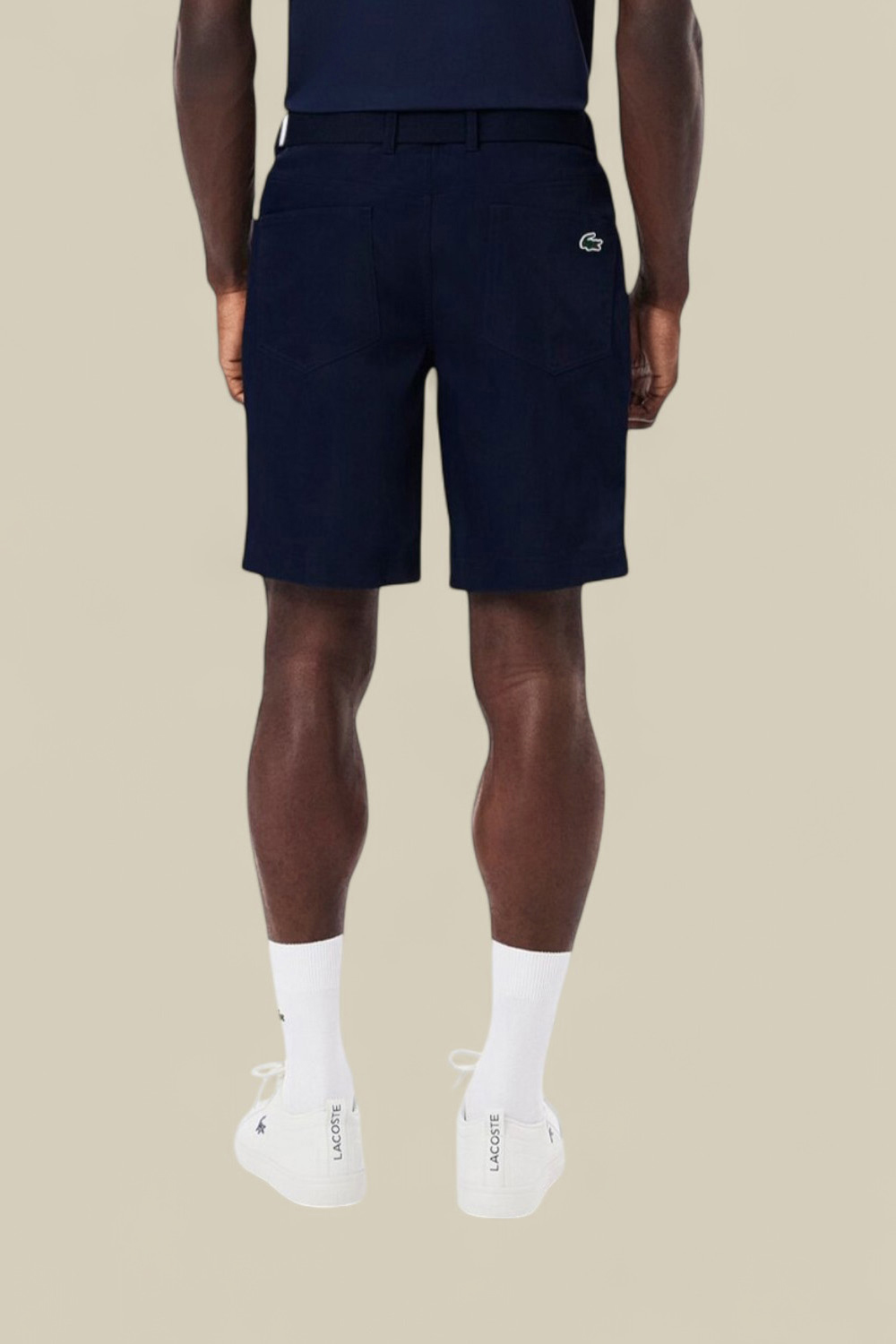 תמונת דוגמן אחורית של מכנסי ברמודה לגולף