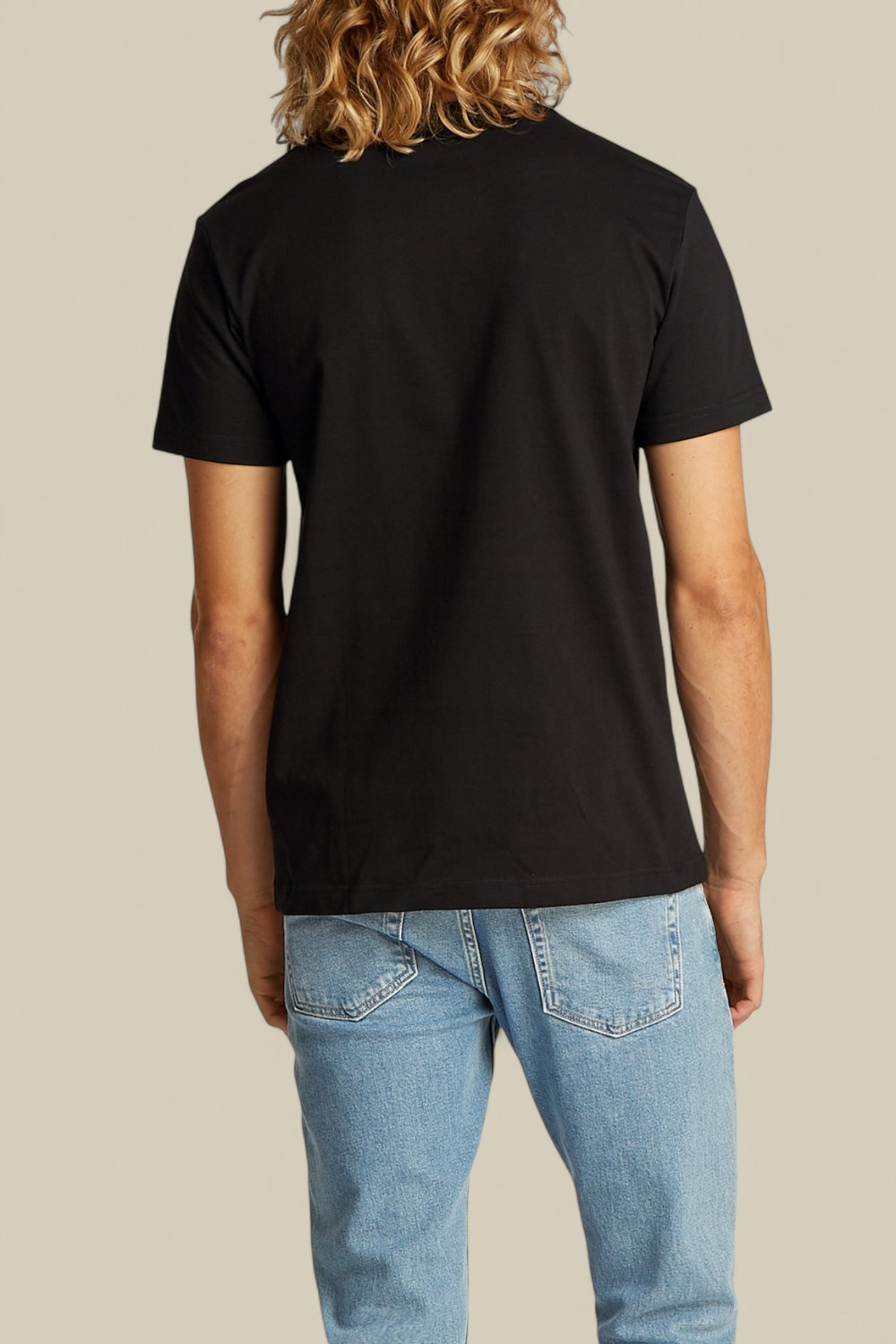 תמונת דוגמן אחורית של חולצת טי