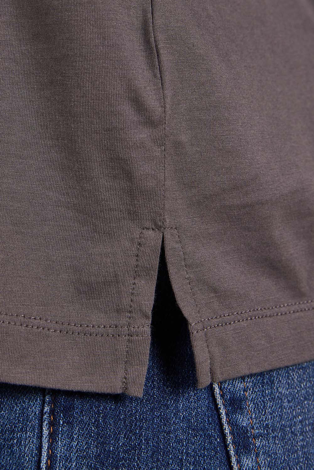 תמונת תקריב דוגמן של חולצת טי שרוול ארוך