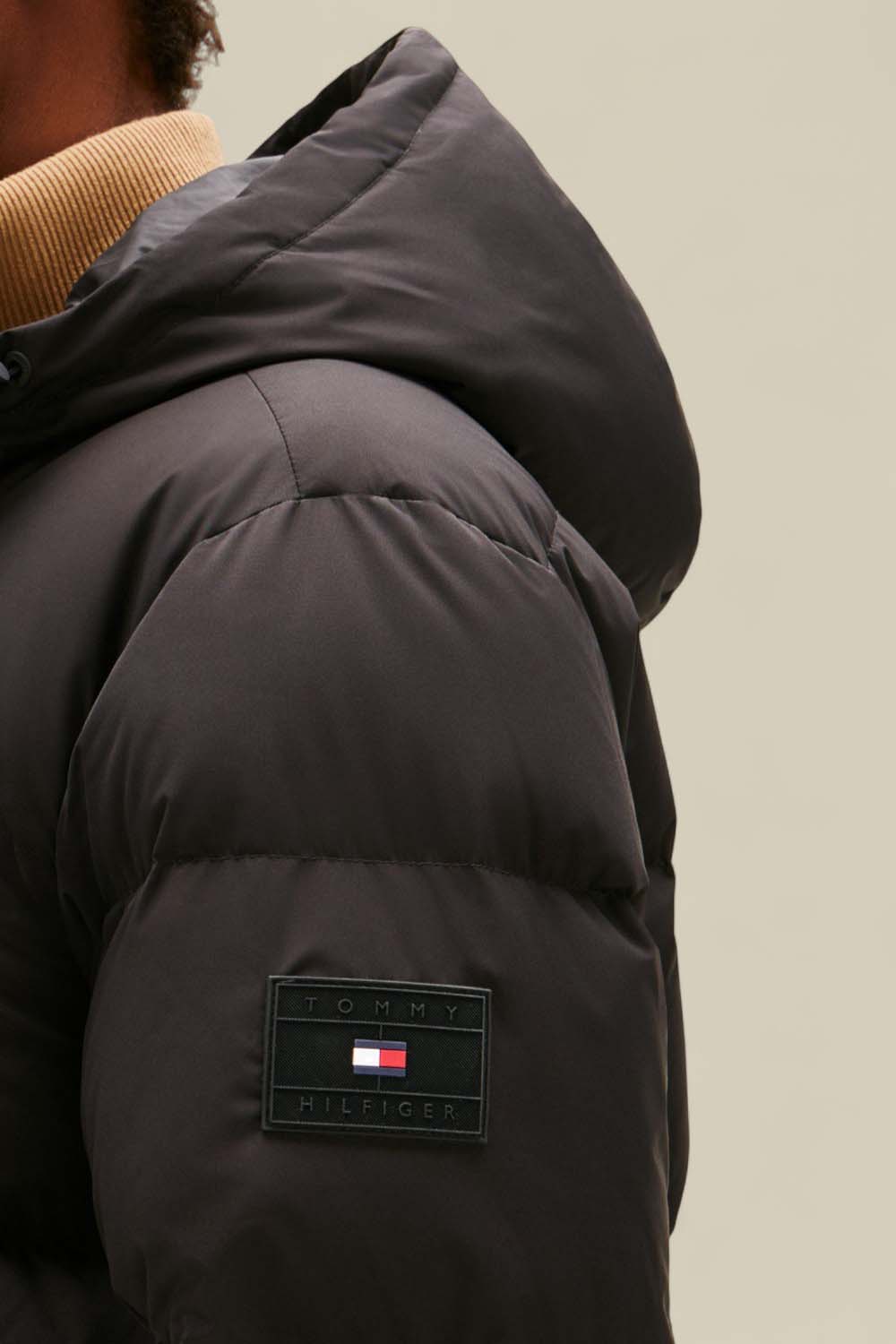 תמונת תקריב דוגמן של מעיל פוך