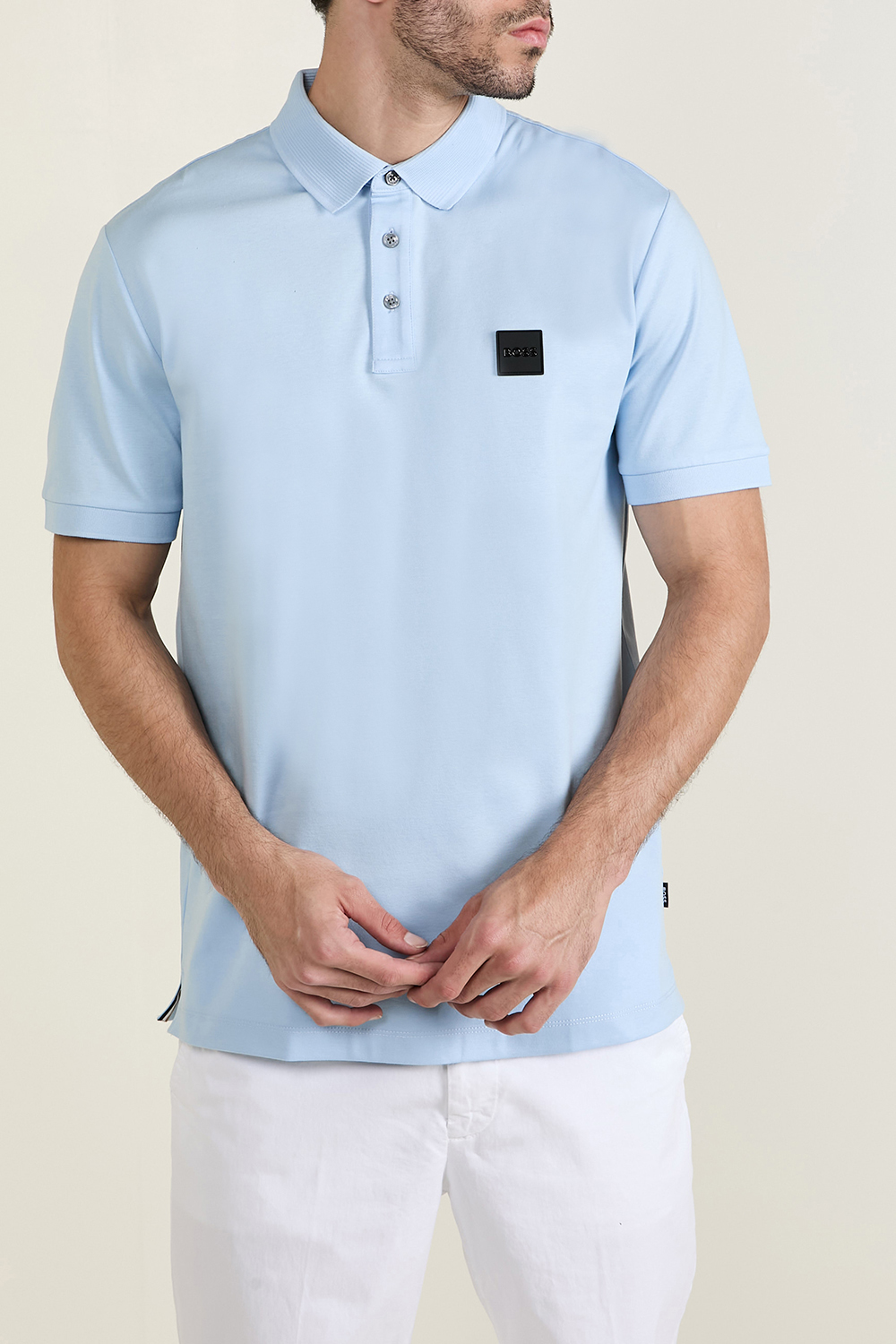 תמונת דוגמן קידמית של חולצת פולו קצרה