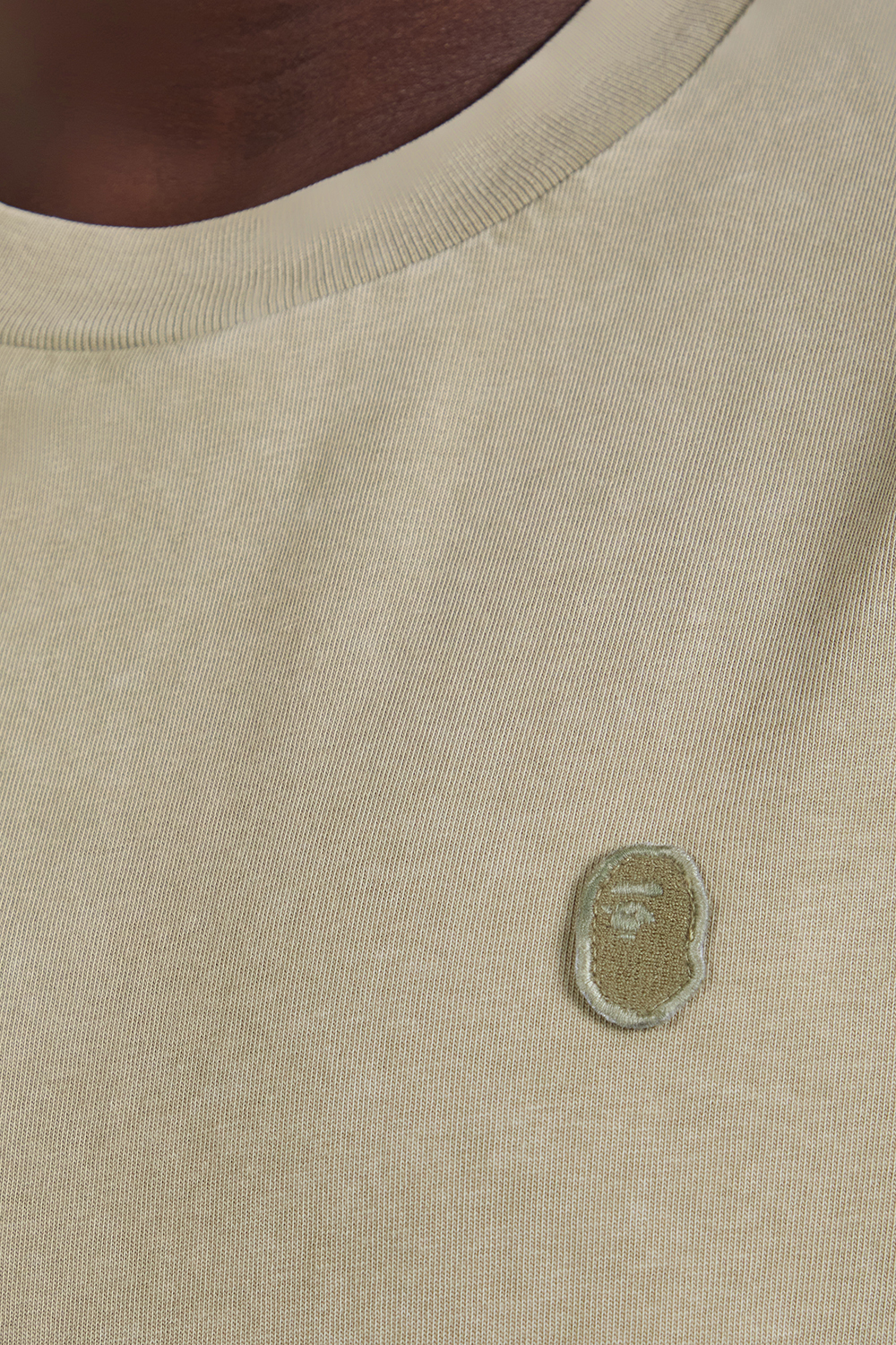 תמונת דוגמן אחורית של חולצת טי