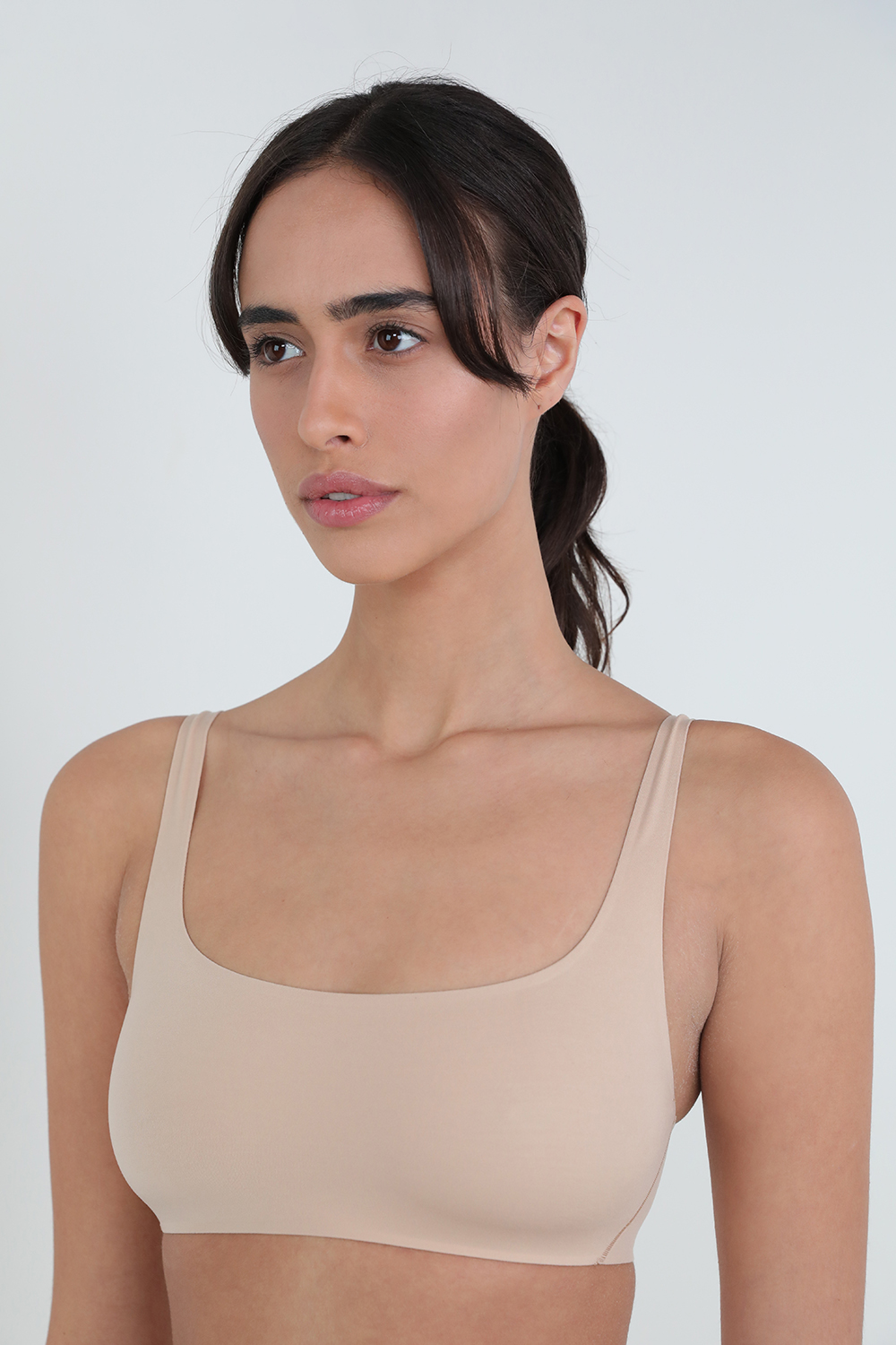 תמונת דוגמן קידמית של Wundermost Ultra-Soft Nulu Scoop Neck Brallette