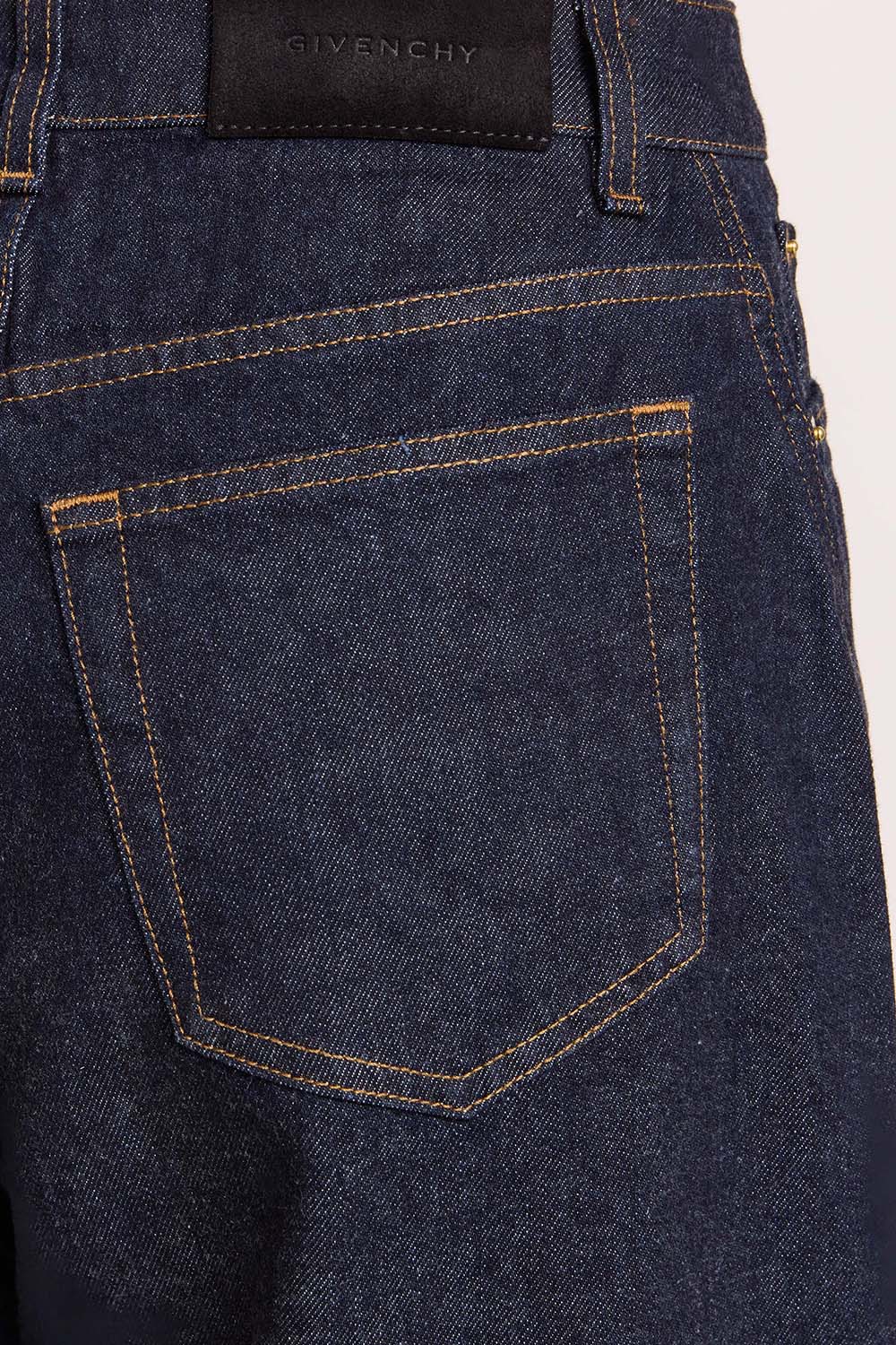 תמונת תקריב דוגמן של מכנסי ג'ינס בגזרת בלון