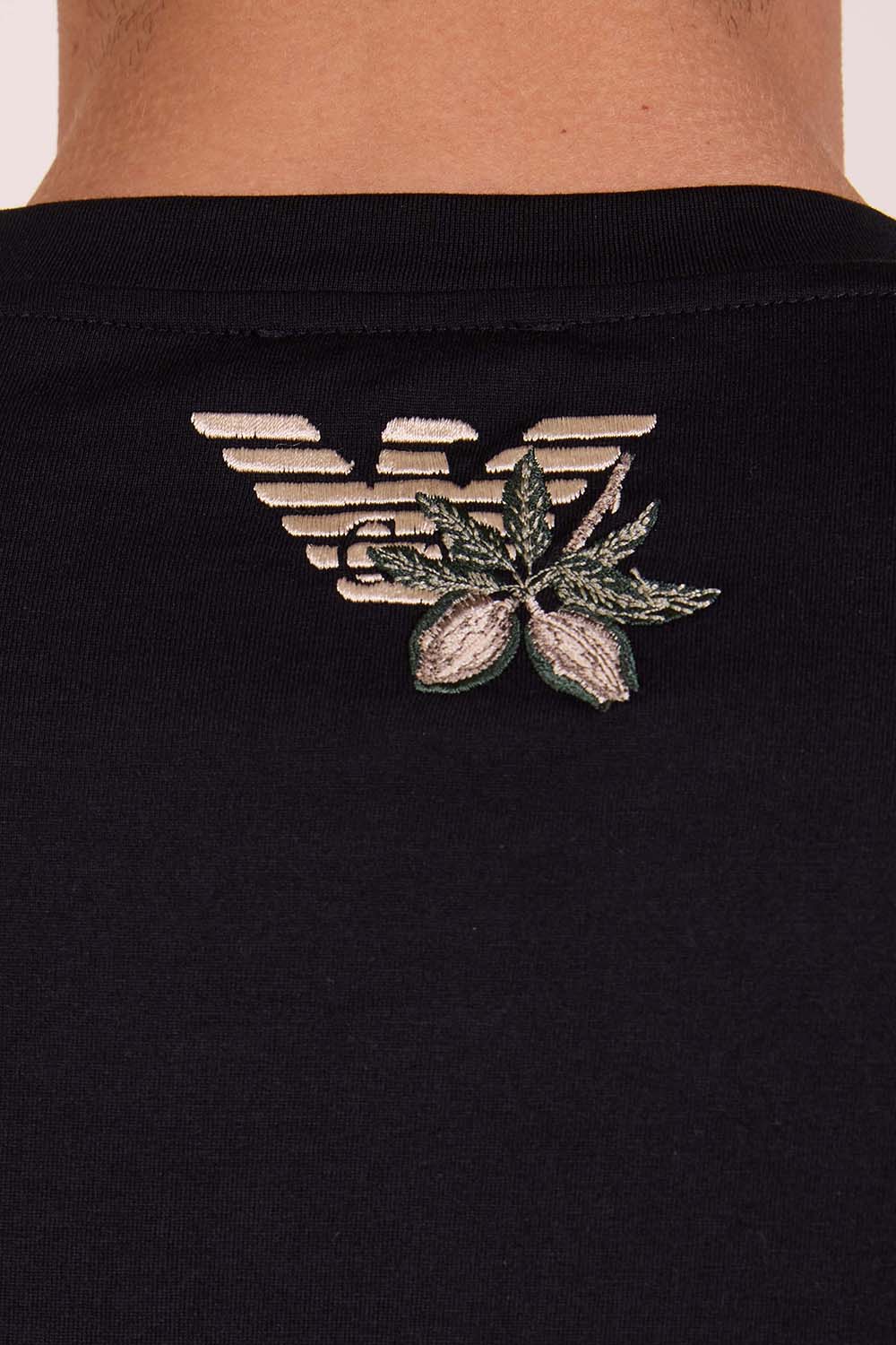 תמונת תקריב דוגמן של חולצת טי עם הדפס