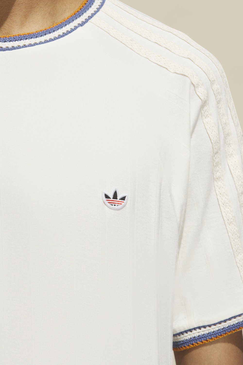 תמונת תקריב דוגמן של אדידס X קלוט חולצת ריב