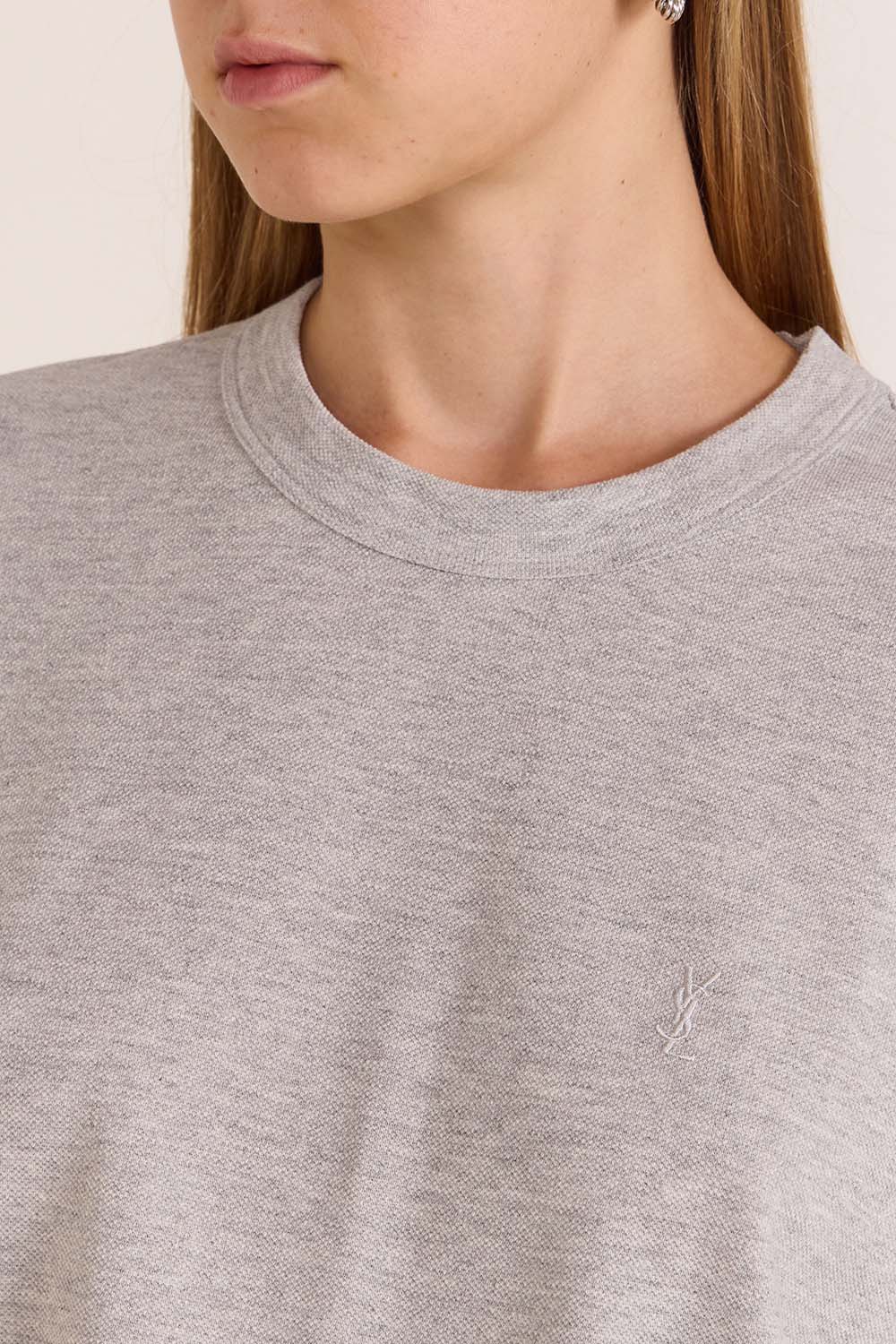 תמונת תקריב דוגמן של חולצת טי