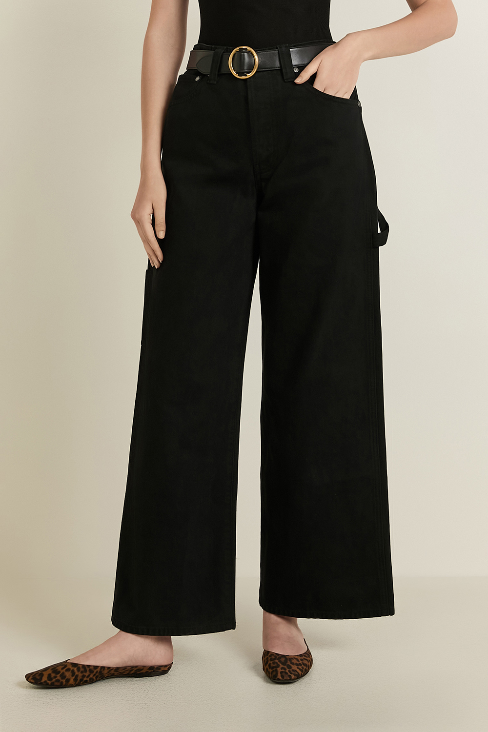 תמונת דוגמן קידמית של מכנסי ג'ינס קרגו בגזרה רחבה