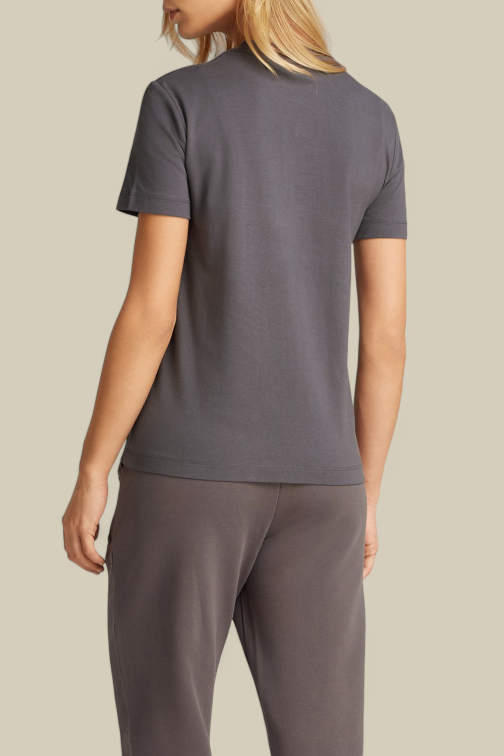 תמונת דוגמן אחורית של חולצת טי