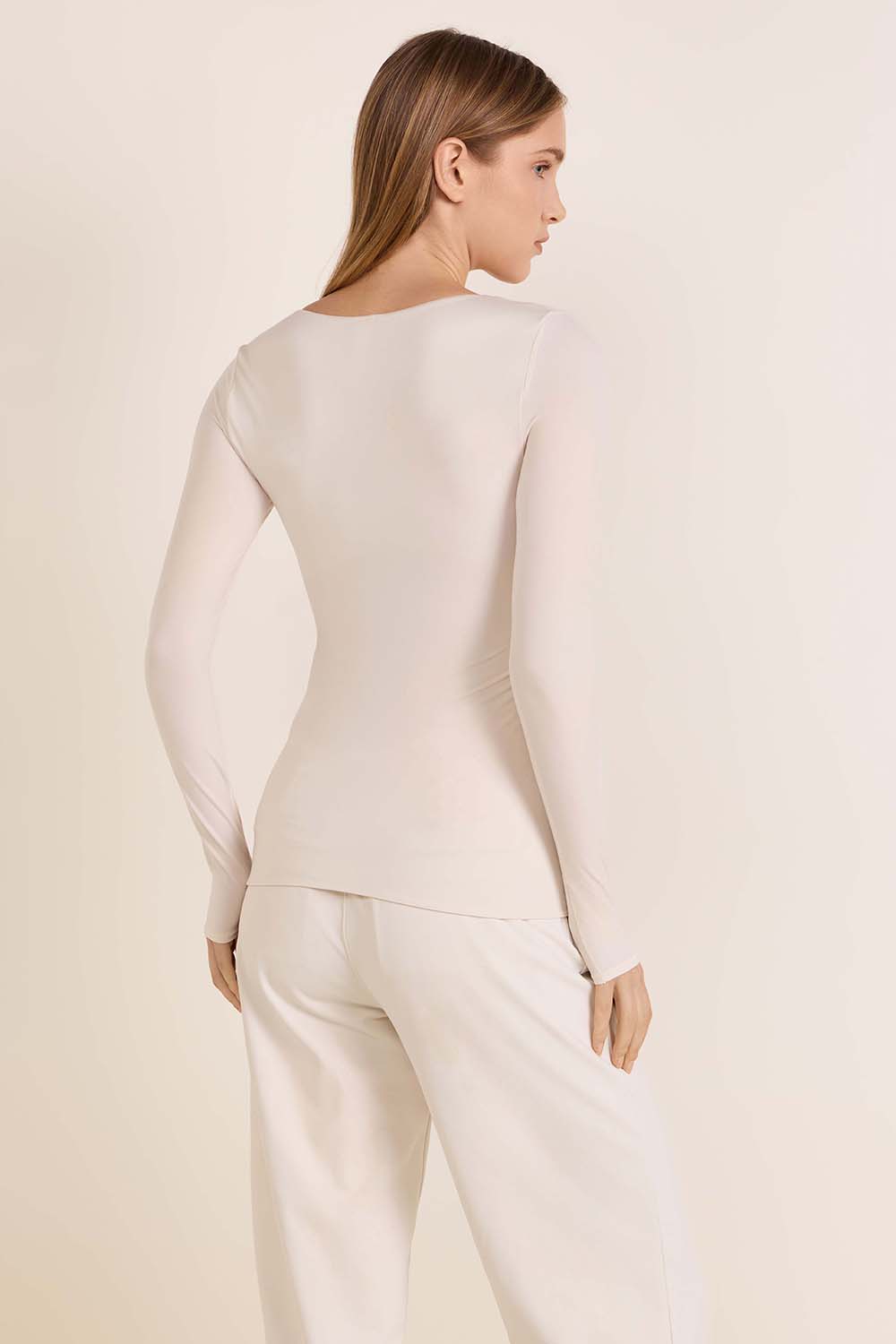 תמונת דוגמן אחורית של Nulu V-Neck Long Sleeve