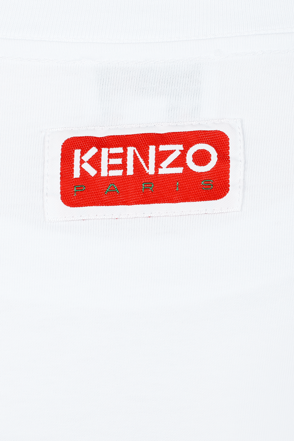 תמונת תקריב של חולצת לוגו טי עם פרינט פרח