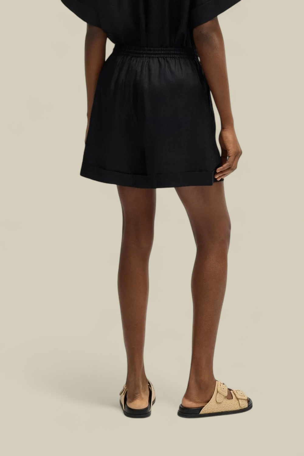 תמונת דוגמן אחורית של מכנסי ג'וג קצרים