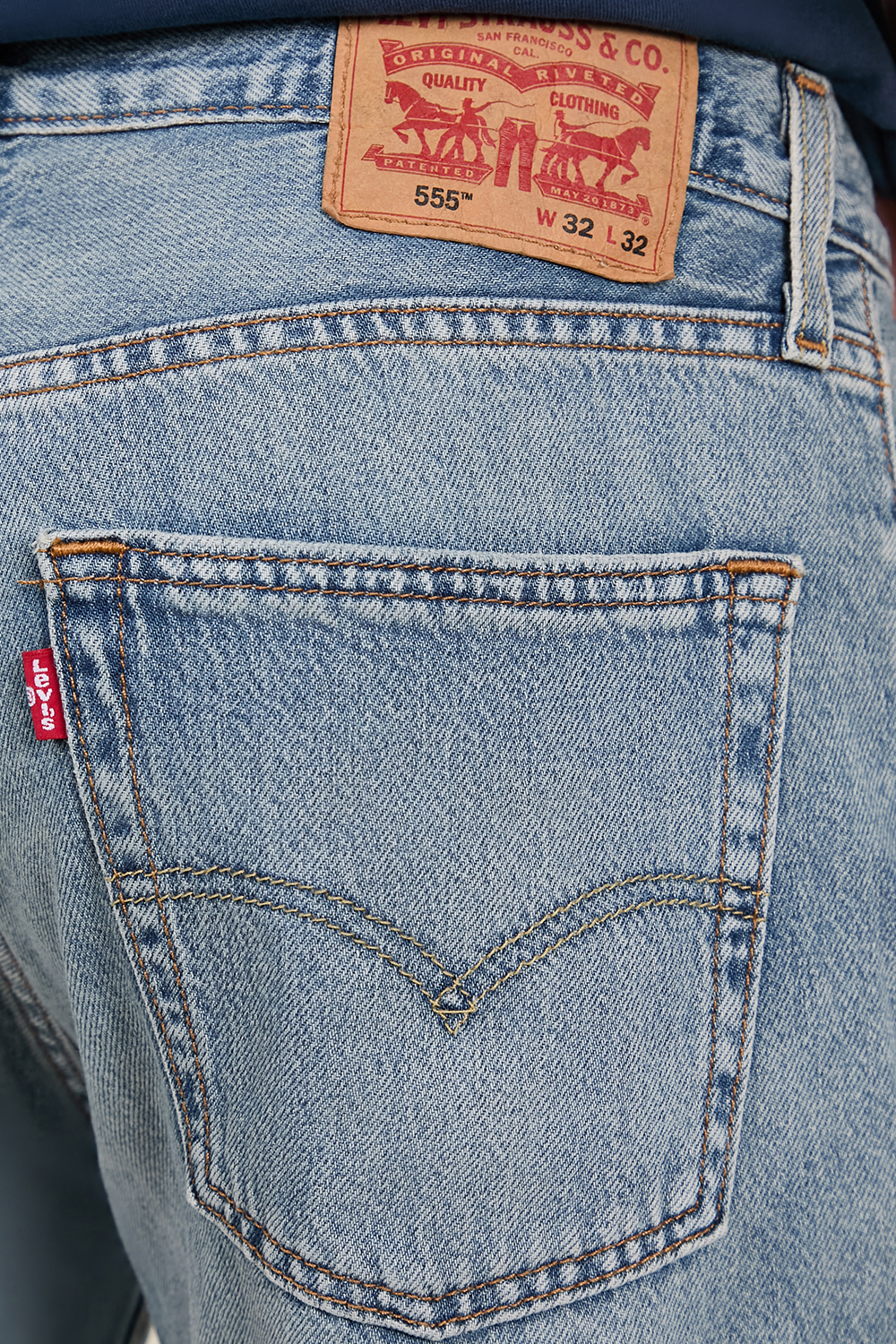 תמונת תקריב דוגמן של מכנסי ג'ינס בגזרה ישרה