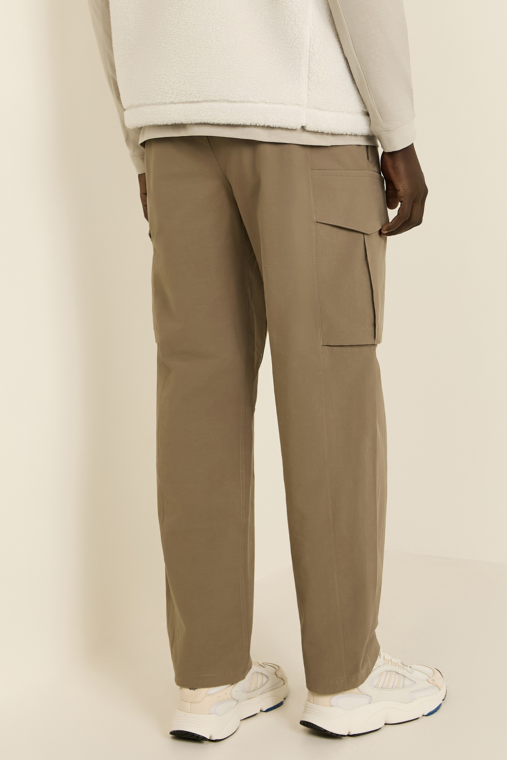 תמונת דוגמן אחורית של VersaTwill™ Relaxed-Fit Cargo Pant