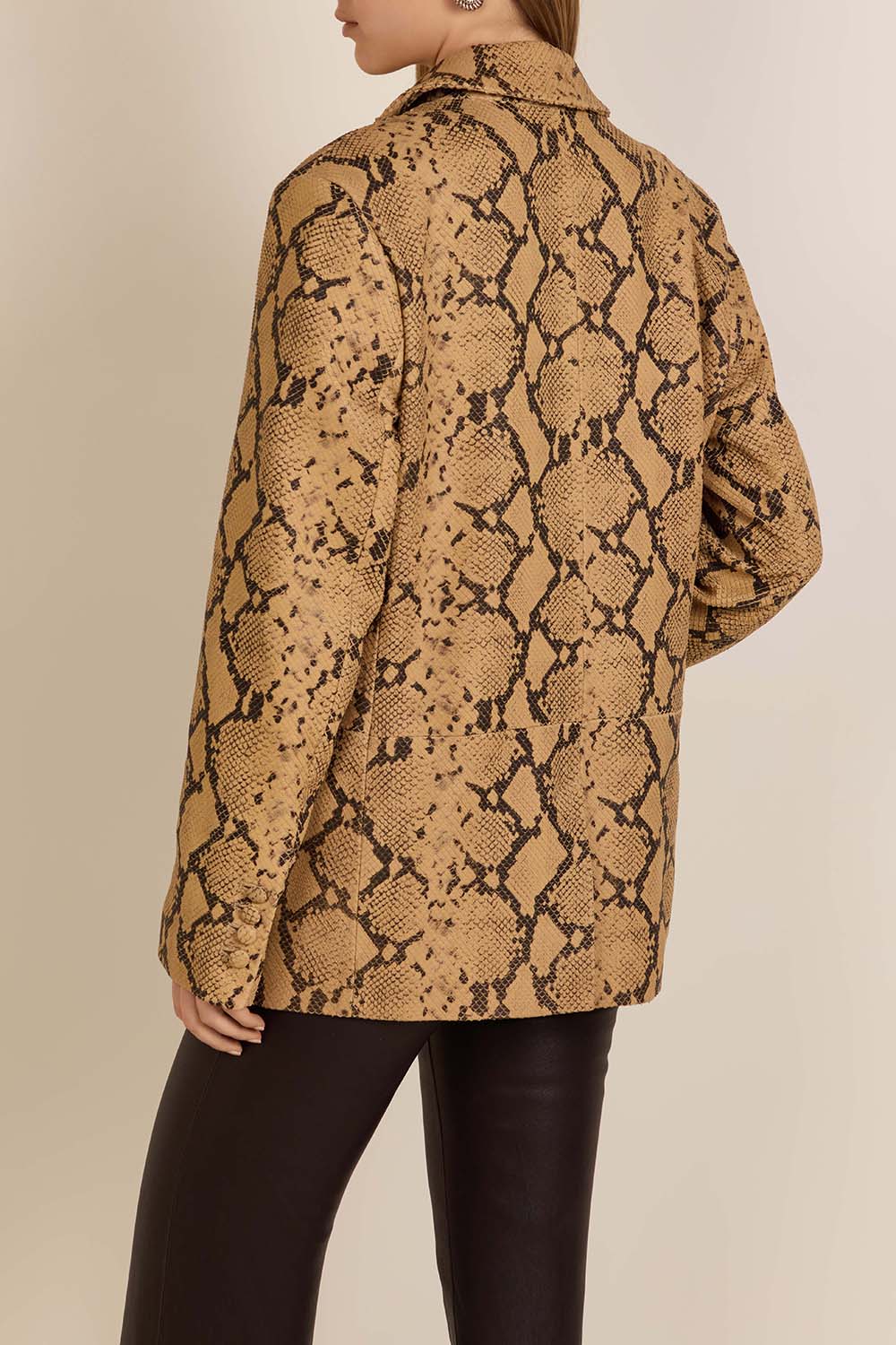 תמונת דוגמן אחורית של בלייזר עור בהדפס נחש