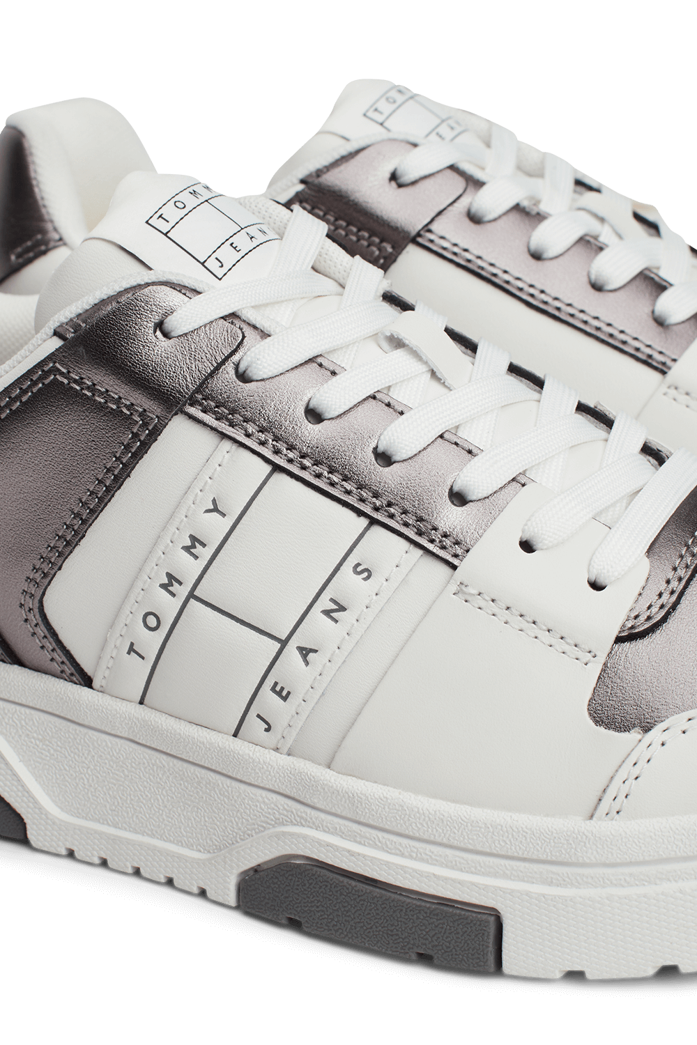 תמונה אחורית של נעלי סניקרס