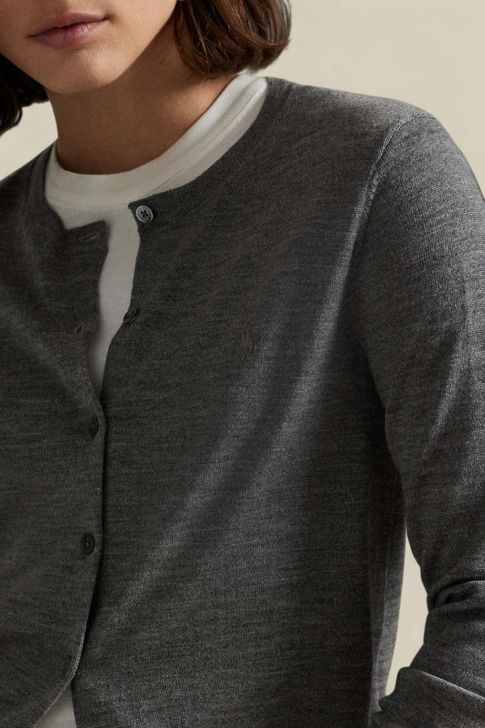 תמונת תקריב דוגמן של קרדיגן צמר קל