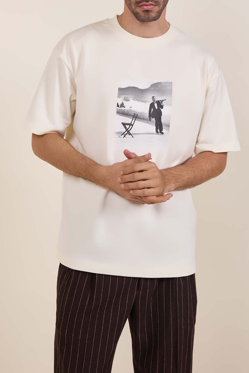 תמונת דוגמן קידמית של חולצת טי משוחררת