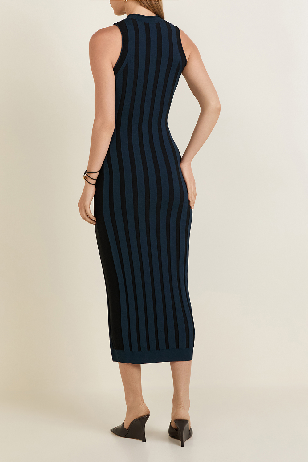 תמונת דוגמן אחורית של שמלת ריב