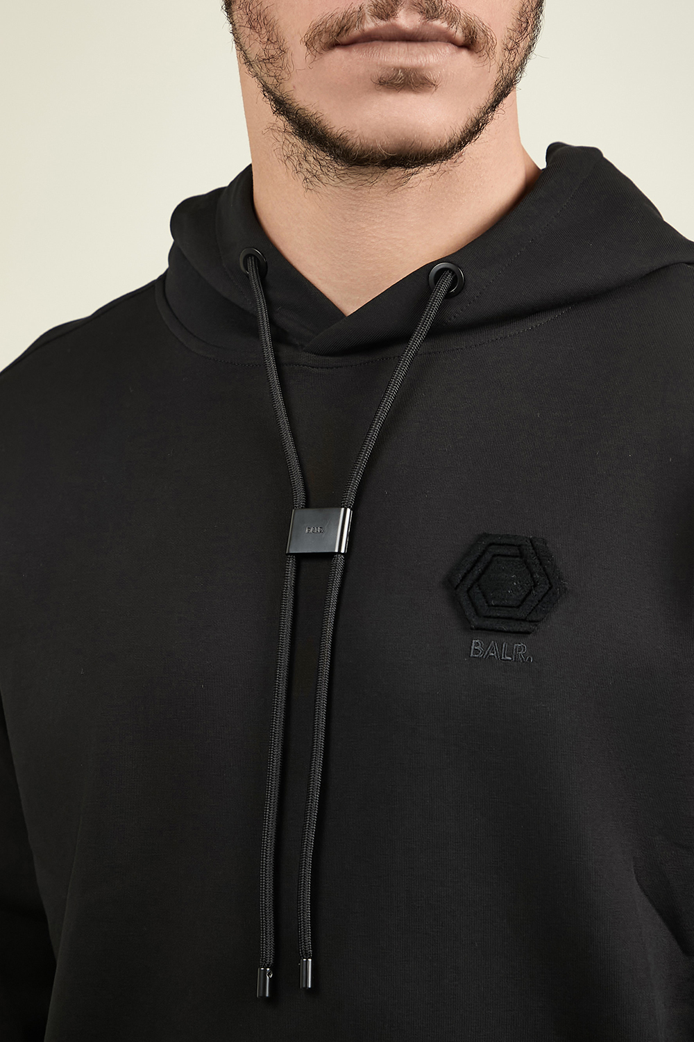 תמונת תקריב דוגמן של סווטשירט קפוצ'ון