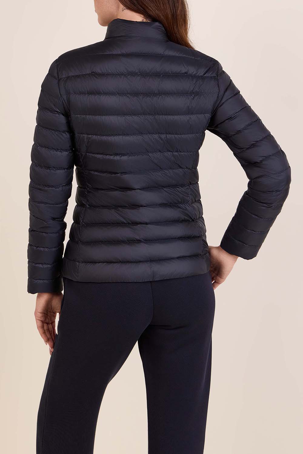 תמונת דוגמן אחורית של מעיל פוך קל