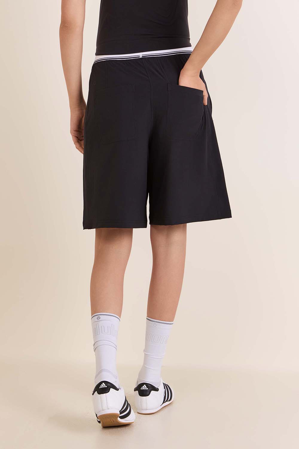 תמונת דוגמן אחורית של Swift Relaxed Short 9