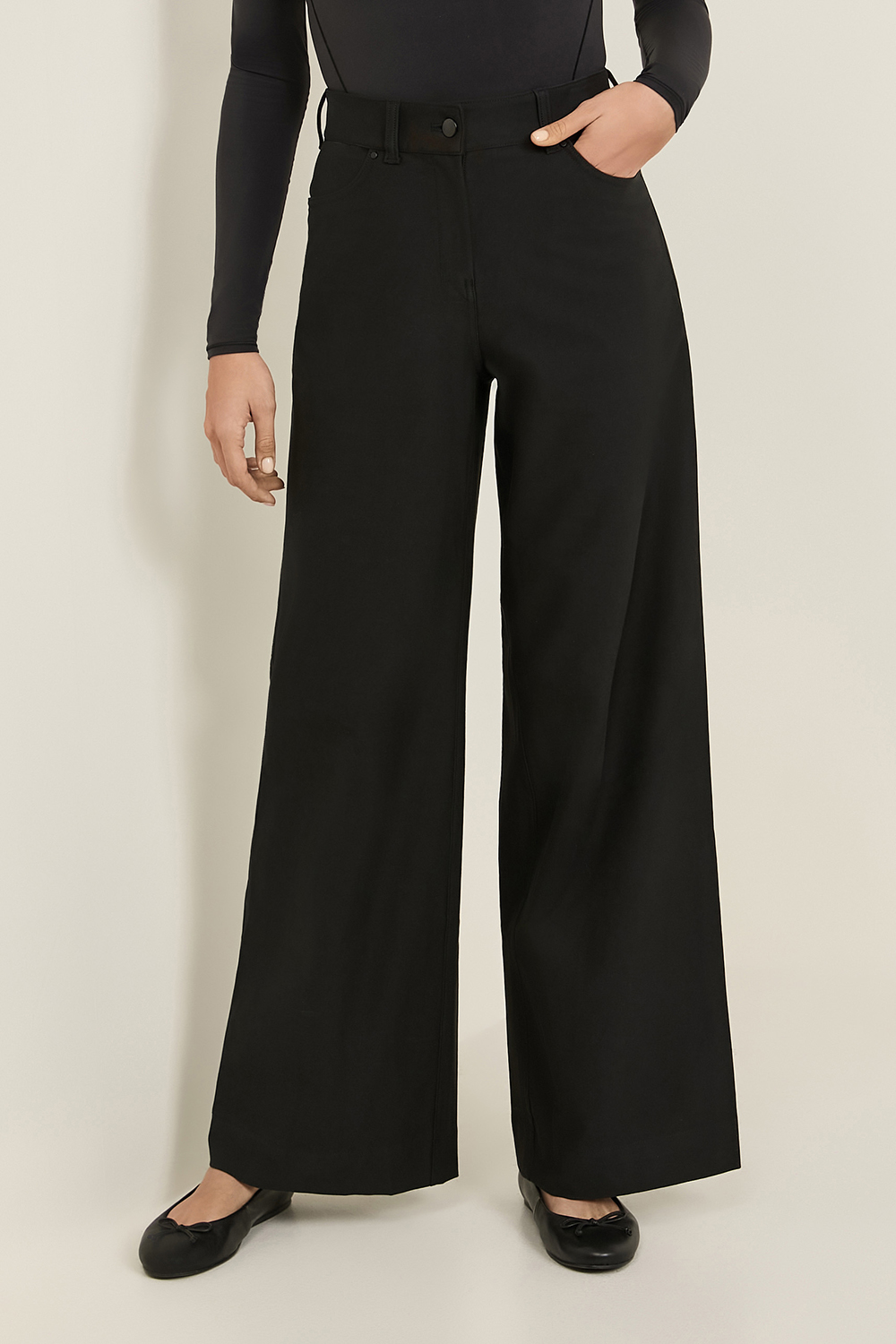 תמונת דוגמן קידמית של City Sleek Utilitech Extra-Wide-Leg Pant *Regular