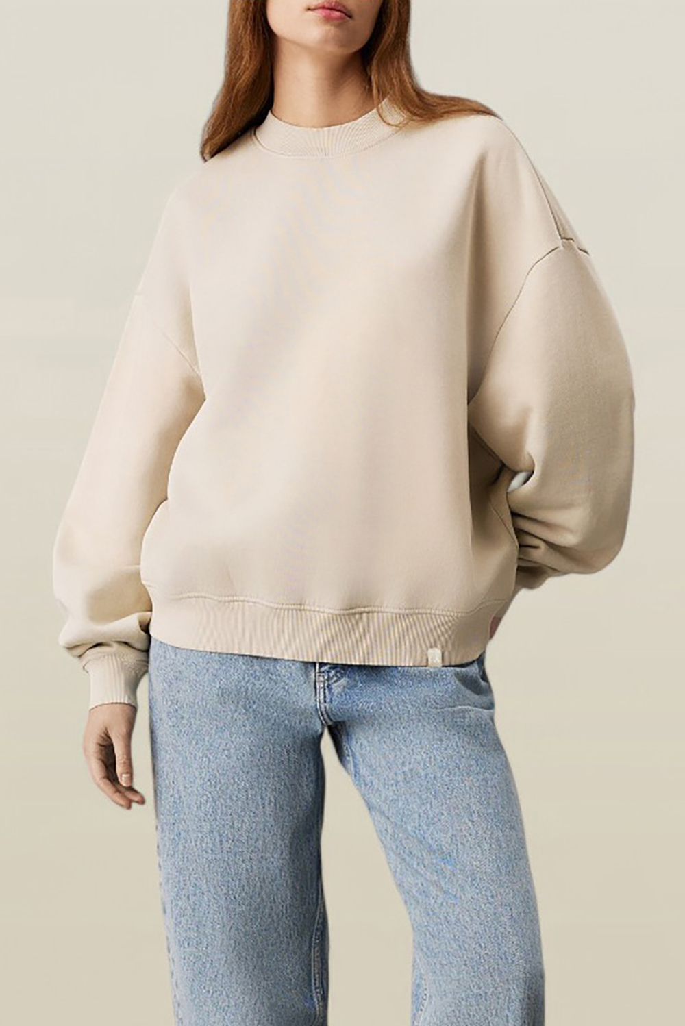 תמונת דוגמן קידמית של סווטשירט עם צווארון מעוגל