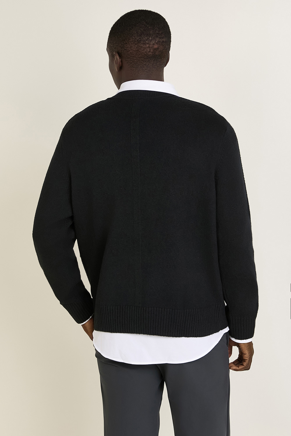 תמונת דוגמן אחורית של Relaxed-Fit Crewneck Knit Sweater