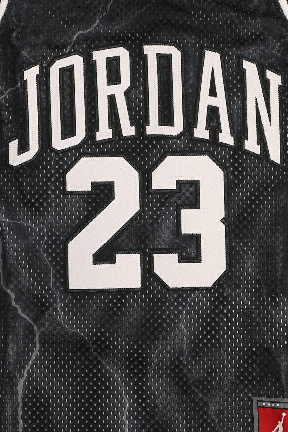 תמונת תקריב של גופיית כדורסל