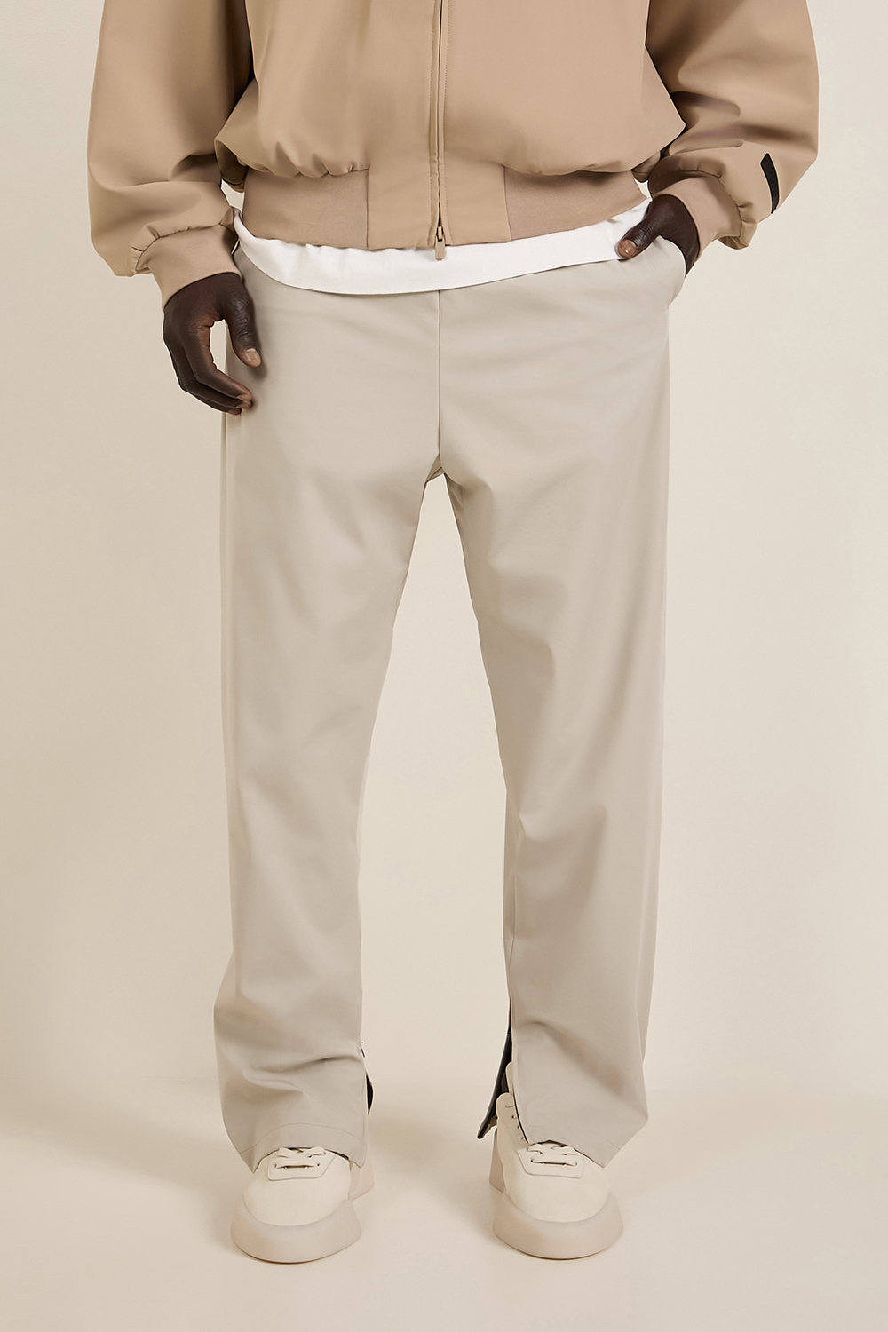 תמונת דוגמן קידמית של מכנסי ג'וג