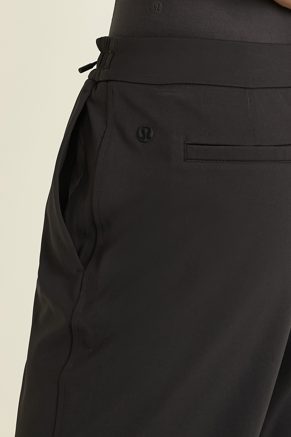 תמונת תקריב דוגמן של Tapered-Leg Mid-Rise Pant 7/8 Length Luxtreme