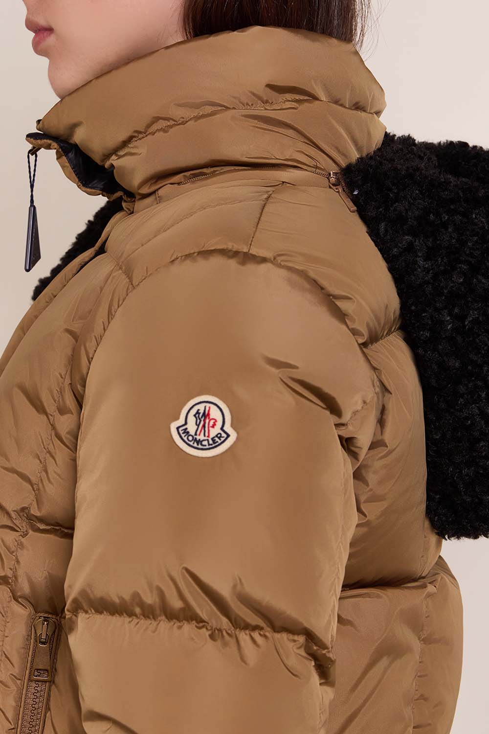 תמונת תקריב דוגמן של מעיל פוך קסטלנו